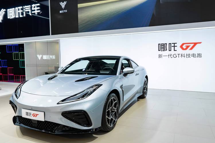 成都273哪吒汽车在智能汽车领域的表现，领途汽车在新能源汽车市场中的影响力